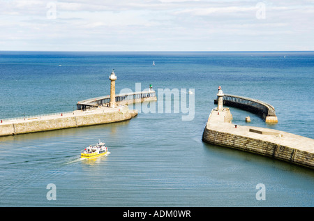 Piacere in barca a vela al di fuori del porto di Whitby Foto Stock