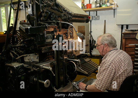 Uomo che opera una pressa da stampa Linotype 78 presso il Museo della lavorazione di Amberley, West Sussex Foto Stock