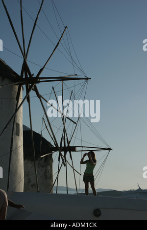 Mulini a vento di Mykonos lady di scattare una foto Foto Stock