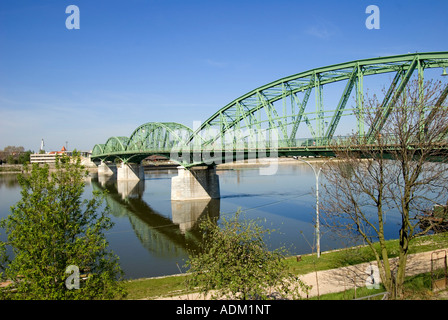 Komarom, Western oltre Danubio, Ungheria. Ponte sul Fiume Danubio unisce Komarom (questo lato) e Komarno (in Slovacchia) Foto Stock