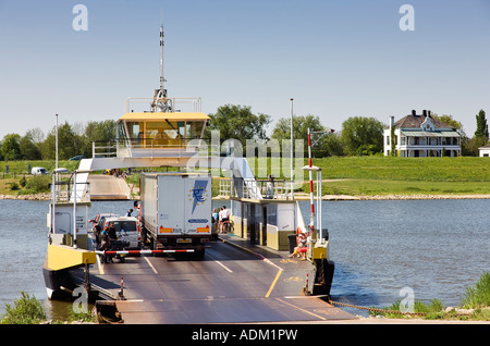 Rijswijk traghetto per auto sul Neder Rijn fiume vicino a Wijk bij Duurstede Paesi Bassi Europa Foto Stock