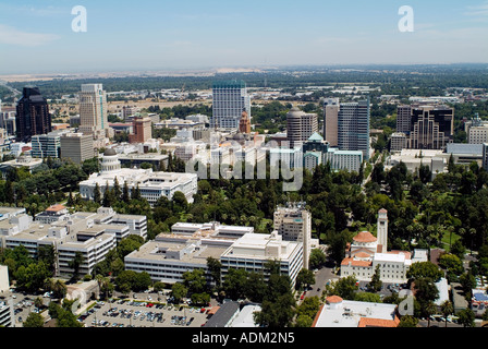 Vista aerea al di sopra di Sacramento in California skyline al Capitol Building verso nord Foto Stock