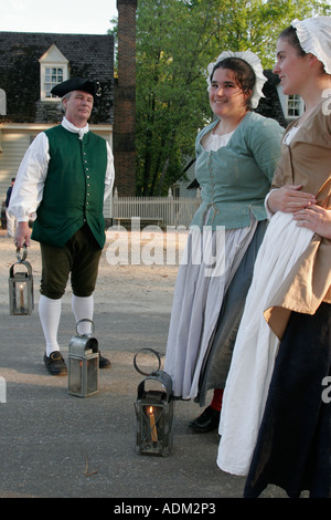 Colonial Williamsburg Virginia, Duke of Glouster Street, reenattore, reenact, gioco di ruolo, atto, costume, costume d'epoca, lanterna guide turistiche, visitatori viaggio in lingua Foto Stock