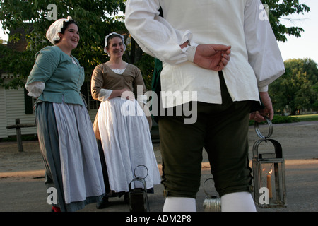 Colonial Williamsburg Virginia, Duke of Glouster Street, reenattore, reenact, gioco di ruolo, atto, costume, costume d'epoca, lanterna guide turistiche, visitatori viaggio in lingua Foto Stock