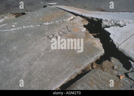 Rotto il marciapiede su Bay Street di San Francisco dopo il terremoto del 1989 Foto Stock