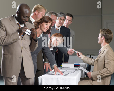 A chi lavora in ufficio con il nome di tag Foto Stock