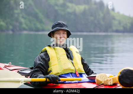 Close up ritratto di maschio caucasico in kayak sul Aialik baia entro il parco nazionale di Kenai Fjords estate centromeridionale Alaska Foto Stock