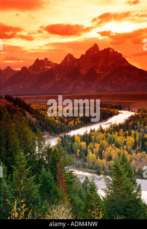 Tempesta di compensazione sul Grand Tetons al tramonto dal Fiume Snake si affacciano su Grand Teton National Park Wyoming Foto Stock