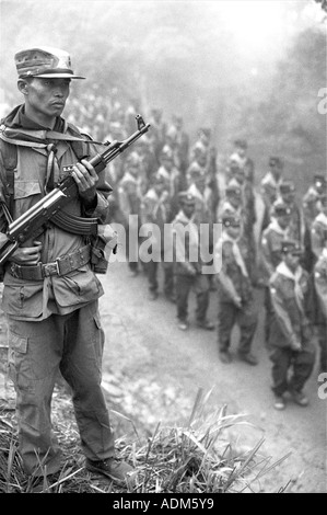 Di etnia Shan soldato sta di guardia su truppe sfilano in dell esercito ribelle della Stato Shan esercito (SSA), Myanmar (Birmania). Foto Stock