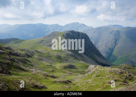 Lingmell dal Scafell Pike ampia sella rupe Parco Nazionale del Distretto dei Laghi Cumbria Inghilterra England Foto Stock