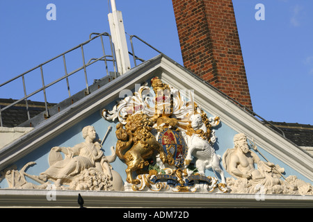 Dettaglio da Trinity House carena riportante stemma Nettuno e Britannia Hull Humberside REGNO UNITO Foto Stock