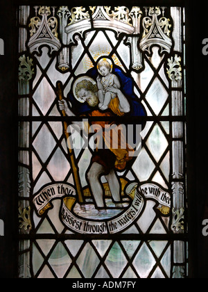 Salisbury Wiltshire, Inghilterra chiesa di San Tommaso Becket e San Cristoforo che porta il Cristo Bambino attraverso il fiume Foto Stock