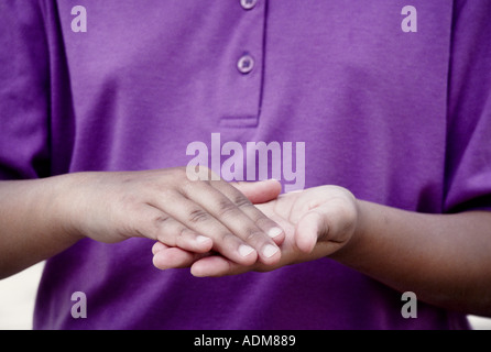 African American bambino segni "Mi scusi" o mi perdono' la lingua dei segni ASL teen adolescente adolescente variegata diversità multiculturale multi etnico razziale Foto Stock