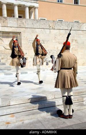 Cerimonia del cambio della guardia a livello nazionale gli edifici del parlamento a Atene, Grecia Foto Stock