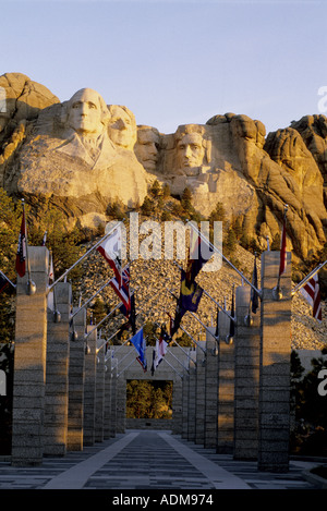 Mount Rushmore National Memorial Avenue delle bandiere di sunrise Foto Stock