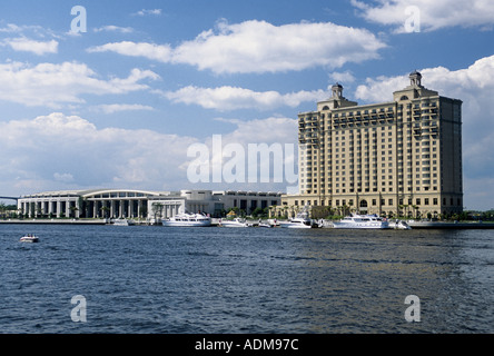 Il Savannah Commercio Internazionale e Centro convegni a sinistra del Westin Savannah Hotel sul fiume dal quartiere storico Foto Stock
