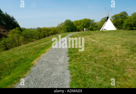 Gruppo di famiglia in vacanza in campeggio in tela a specialista teepee campeggio in agriturismo a metà Wales UK Foto Stock