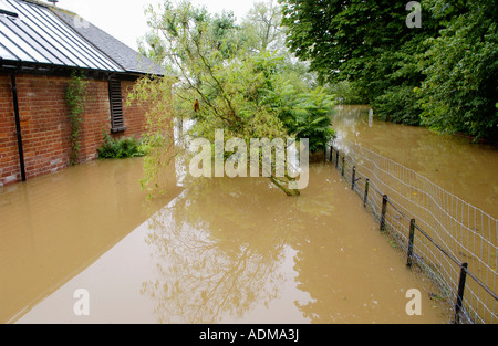 Allagato la casa e il giardino a Deerhurst Gloucestershire England Regno Unito provocato dalla crescente fiume Severn dopo prolungata piovosità Foto Stock