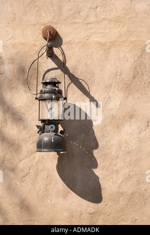 Vecchia lampada di uragano o lanterna appesa sul muro di una tradizionale casa araba vicino al Torrente Dubai Emirati Arabi Uniti Foto Stock