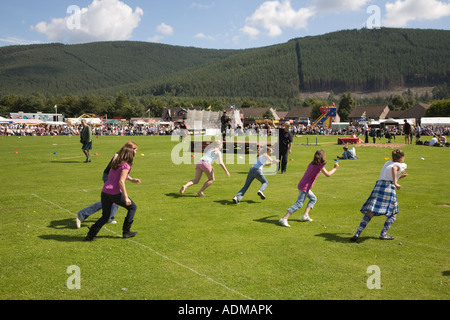 Scottish Highland Games, Ballater e la raccolta dei clan, Royal Deeside, Cairngorms National Park, Scotland Regno Unito Foto Stock