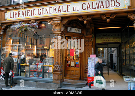 Uomo francese cercando nella libreria tradizionale, "Librairie Generale du Calvados" Rue St Pierre, Caen. La Normandia, Francia. Dic 06 Foto Stock