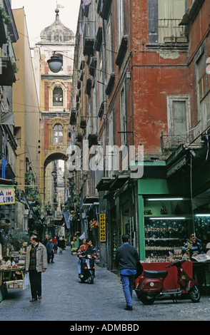 Napoli street scene - people shopping nel quartiere vecchio della città centro, Italia Foto Stock