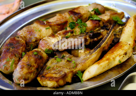 Salsicce di maiale barbecue affumicati costolette di agnello e carne di pollame parte di Meze cipriota piatto Foto Stock