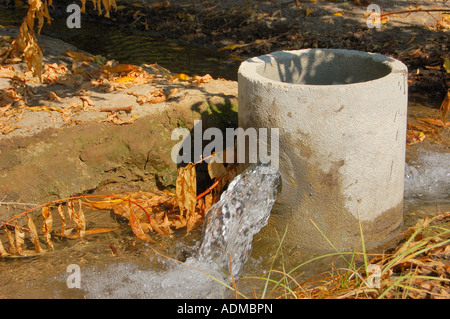 Tubo rigido di irrigazione in un frutteto di pesche central San Joaquin Valley California USA Foto Stock