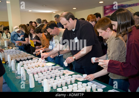 Mead e Ale degustazione presso studi medievali conferenza Foto Stock