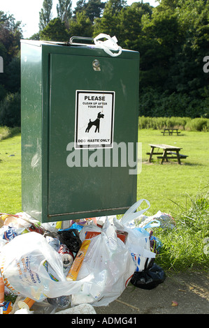 Cani raccoglitori di rifiuti Rifiuti Rifiuti tipici pulizia ambiente consapevole rispettosi dell'ambiente parchi di mantenere pulite uso specifico Foto Stock