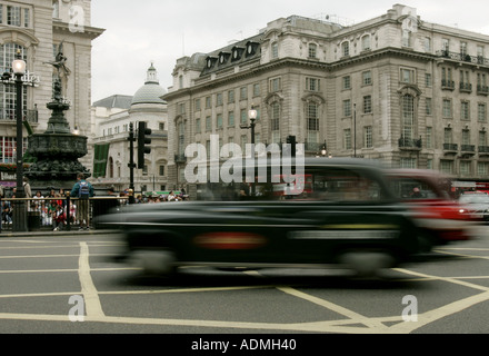 Piccadilly Circus landmark statua di Eros annunci attrazioni turistiche famose attrazioni turistiche turisti guardare a sinistra metro peo Foto Stock