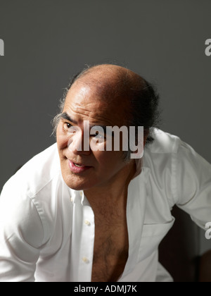 Uomo maturo che indossa una camicia bianca rimosse Foto Stock