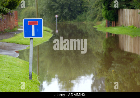 Strada allagata nel villaggio di Deerhurst Gloucestershire England Regno Unito provocato dalla crescente fiume Severn dopo prolungata piovosità Foto Stock