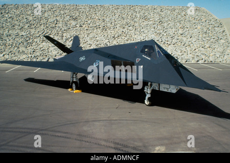 Elevato angolo di visione di un F-117A Nighthawk Foto Stock