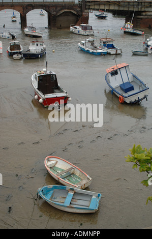 Barche da pesca a bassa marea, Folkestone Harbour, Kent Foto Stock