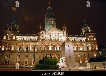 City Chambers e il cenotafio di notte. George Square, Central Glasgow. Strathclyde. La Scozia. La Vigilia di Natale 2006. Foto Stock