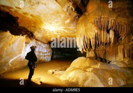 Grotta, Grotte di San Marcel, speleologo in spaziose galery con formazioni di dropstone, Francia Foto Stock