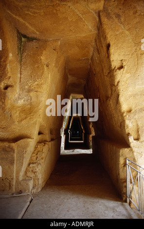 Cuma Campania Italia la grotta della Sibilla una lunga galleria scavata nella pietra di tufo Parco Archeologico Parco Archeologico Foto Stock