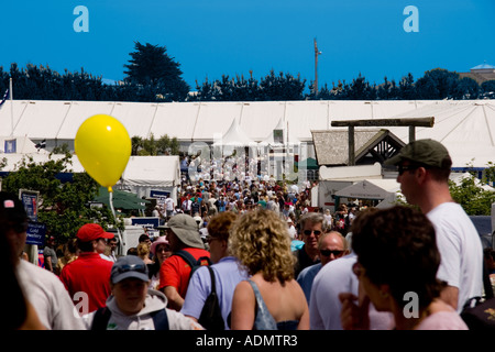 La folla presso il Royal Cornwall County mostra St Albans Cornwall Inghilterra REGNO UNITO Foto Stock