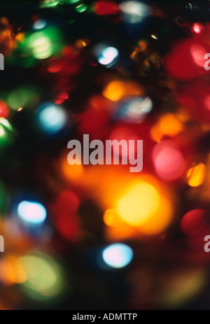 Al di fuori della messa a fuoco, multi-colore luci di Natale su un albero compongono questa vacanza meravigliosa astratta. Foto Stock