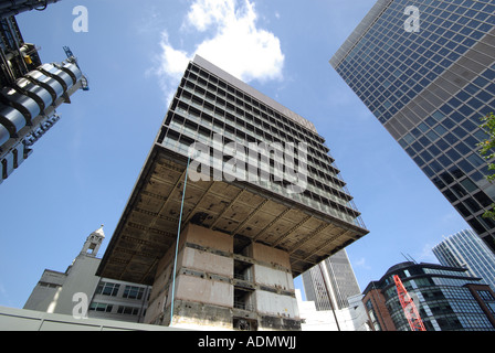 City of London sito di demolizione rimozione pavimenti dal livello del suolo verso l'alto al tetto del cemento esposte core & clear sito per il nuovo edificio CheeseGrater Foto Stock