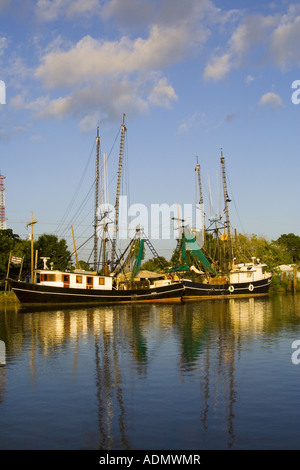 Gamberetti barche ormeggiate in Bayou Lafourche vicino Larose LA Foto Stock