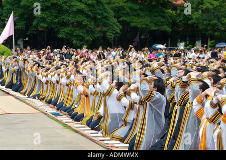 Studenti presso l'università di Chulalongkorn a Bangkok in Tailandia durante la cerimonia di consegna dei diplomi del campus Foto Stock