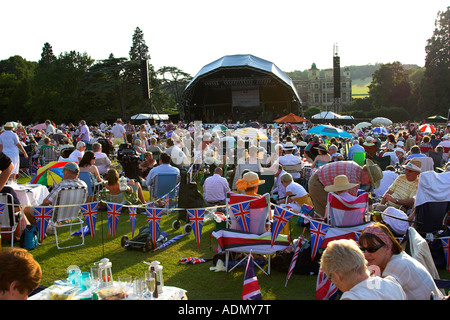 Grande folla di gente che si diverte a Audley End open air concerto di musica. Essex, Inghilterra Foto Stock
