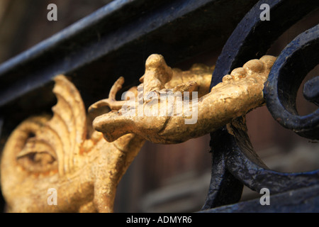 Dragon sul gateway ornati, Kings College di Cambridge Foto Stock