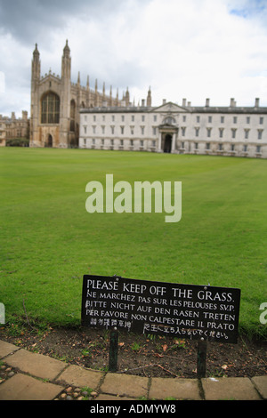 Kings College di Cambridge segno "tenere fuori l'Erba' con gibbs edificio e la cappella in background Foto Stock