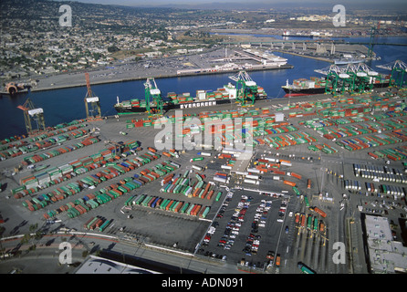 Vista aerea del cantiere di contenitore con le navi al porto di Long Beach in California Foto Stock