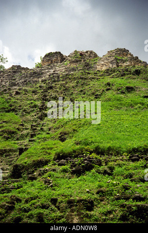 LAMANAI BELIZE AMERICA CENTRALE Agosto uno dei parzialmente restaurato piramidi in questo storico sito Maya Foto Stock