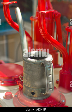 Vecchio olio può sedersi su barili di olio Foto Stock