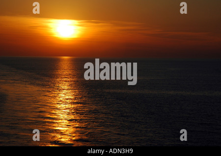 Drammatico tramonto sul Mare Mediterraneo visto dalla poppa di una nave da crociera Foto Stock